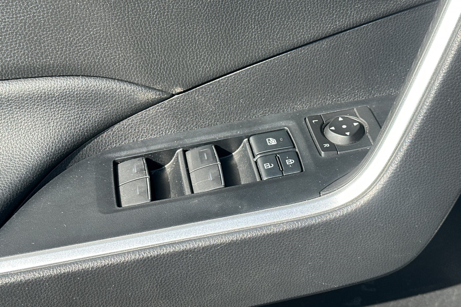 2022 Toyota RAV4 Hybrid XLE photo 7