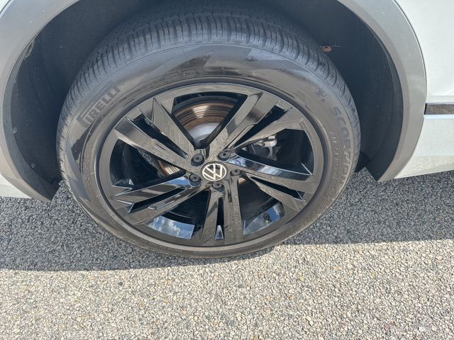 2024 Volkswagen Tiguan SE R-Line Black photo 8
