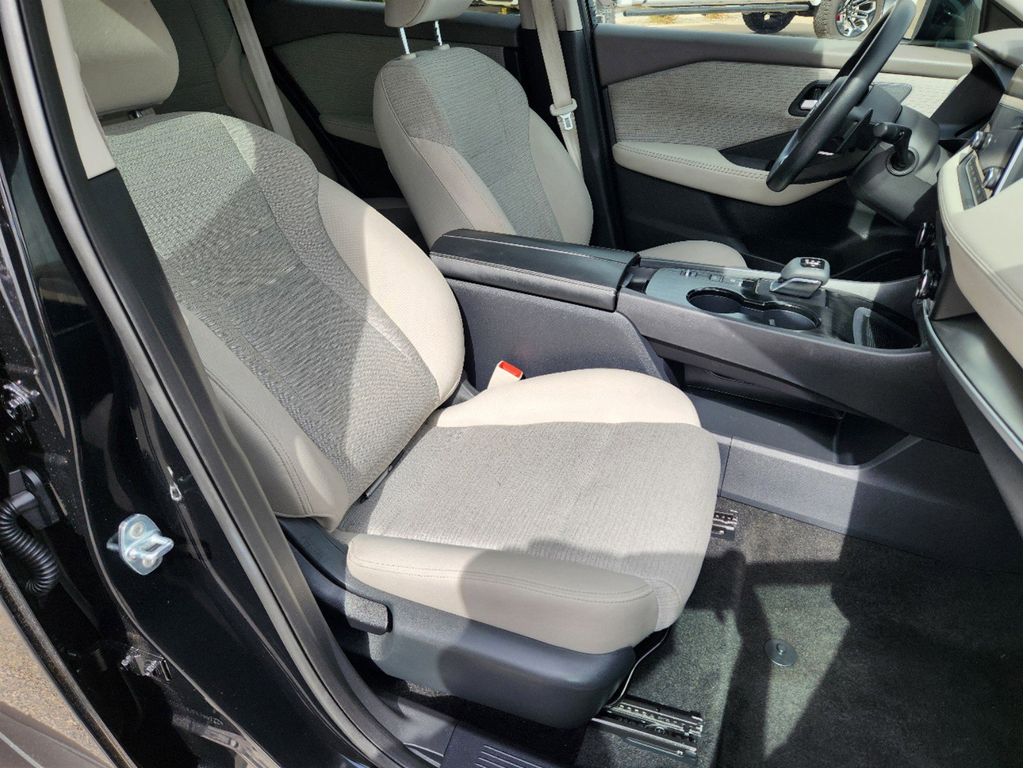 2023 Nissan Rogue SV photo 12