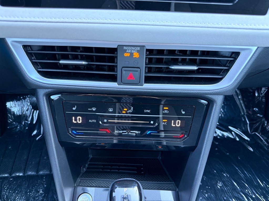 2025 Volkswagen Taos SE photo 15