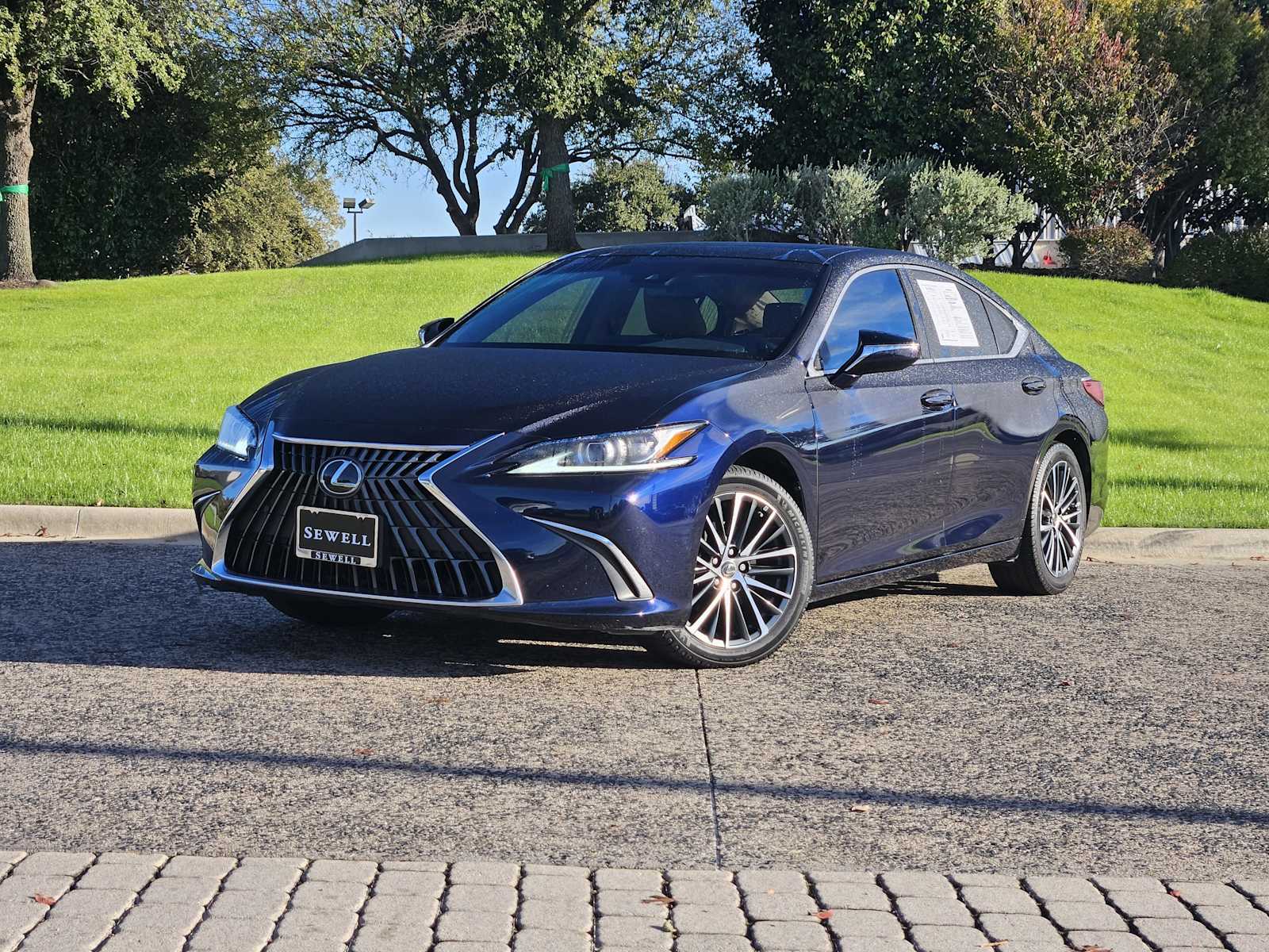 2022 Lexus ES 350's photo