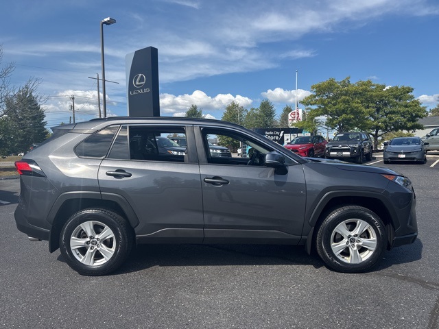 2021 Toyota RAV4 XLE photo 2