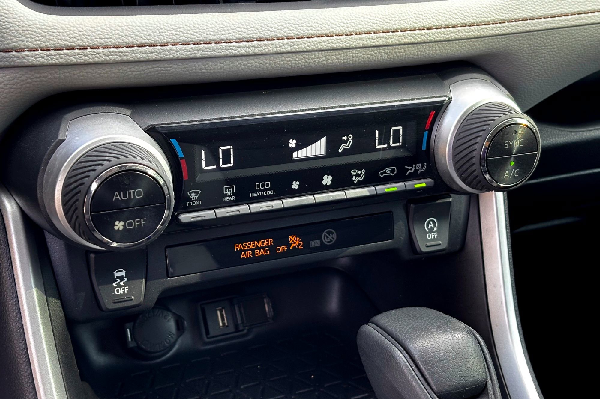 2021 Toyota RAV4 XLE photo 14