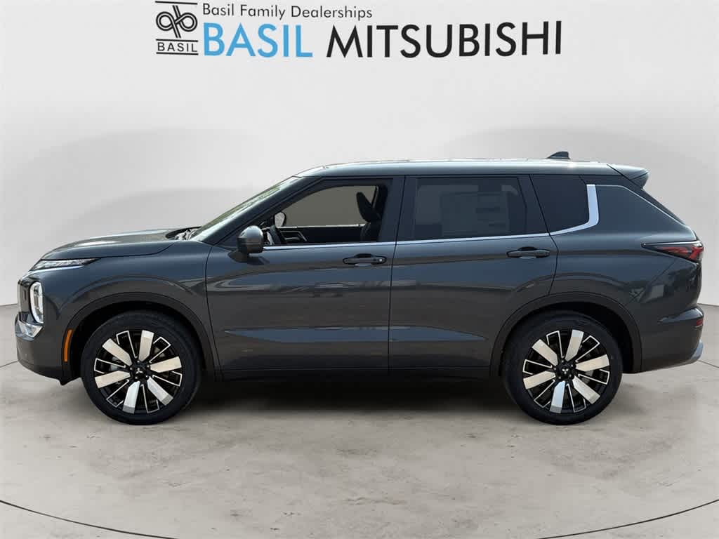 2025 Mitsubishi Outlander SE's photo