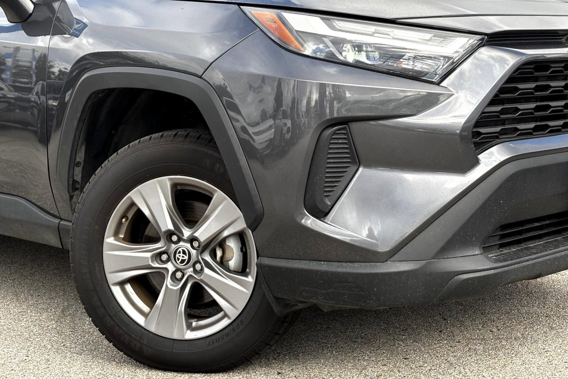 2022 Toyota RAV4 Hybrid XLE photo 2