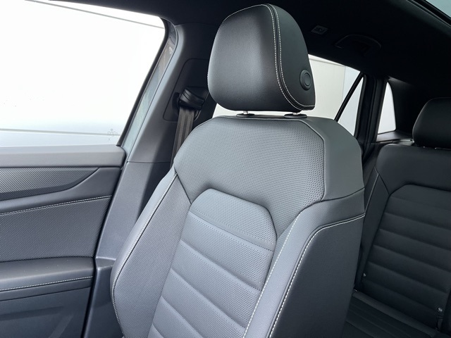 2025 Volkswagen Atlas Cross Sport SEL R-Line photo 45