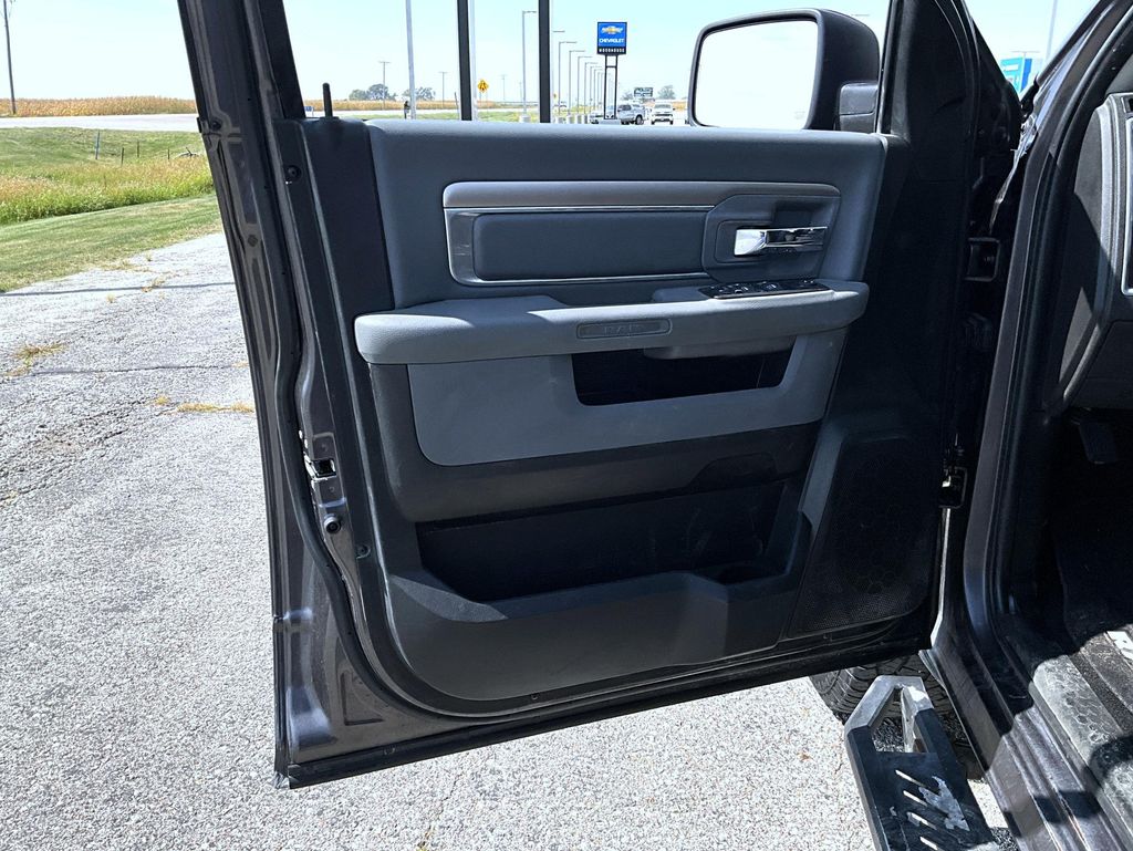 2019 Ram 1500 Classic Warlock photo 9
