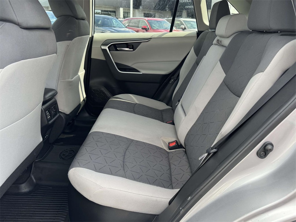 2022 Toyota RAV4 Hybrid XLE photo 11