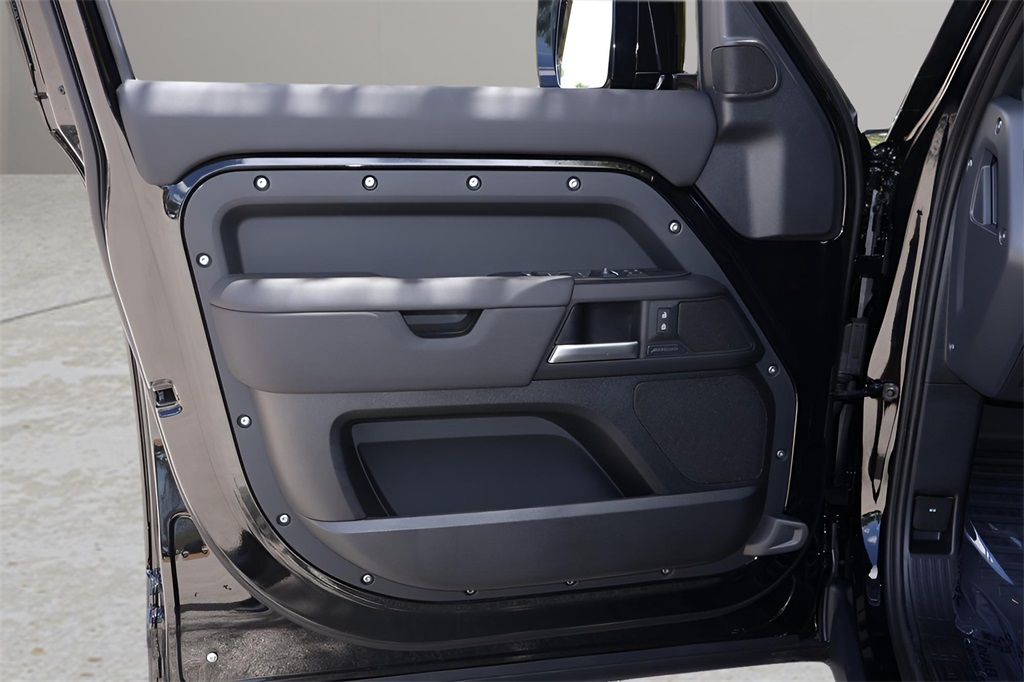 2025 Land Rover Defender 110 S photo 24