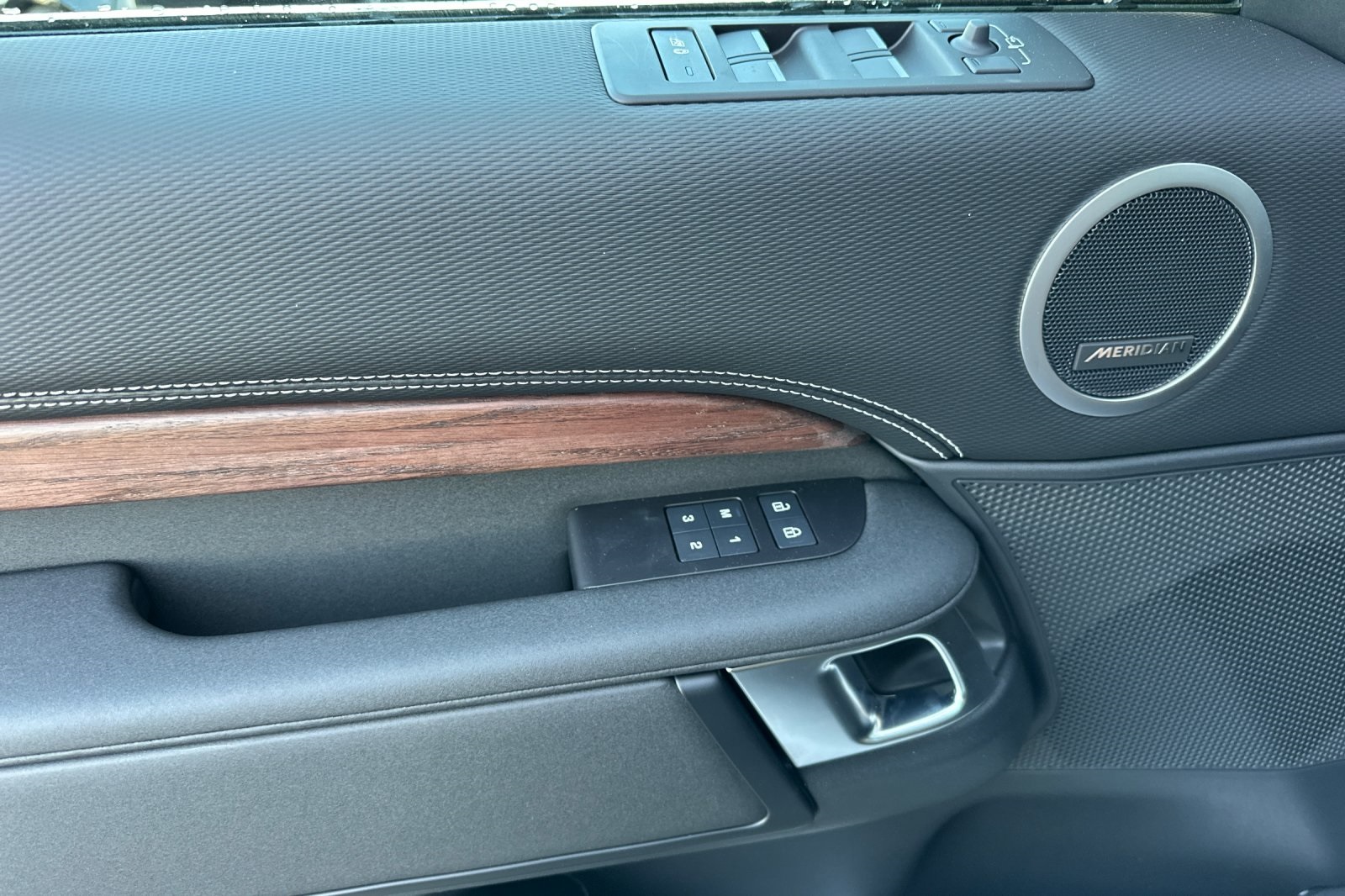 2025 Land Rover Discovery SE photo 8