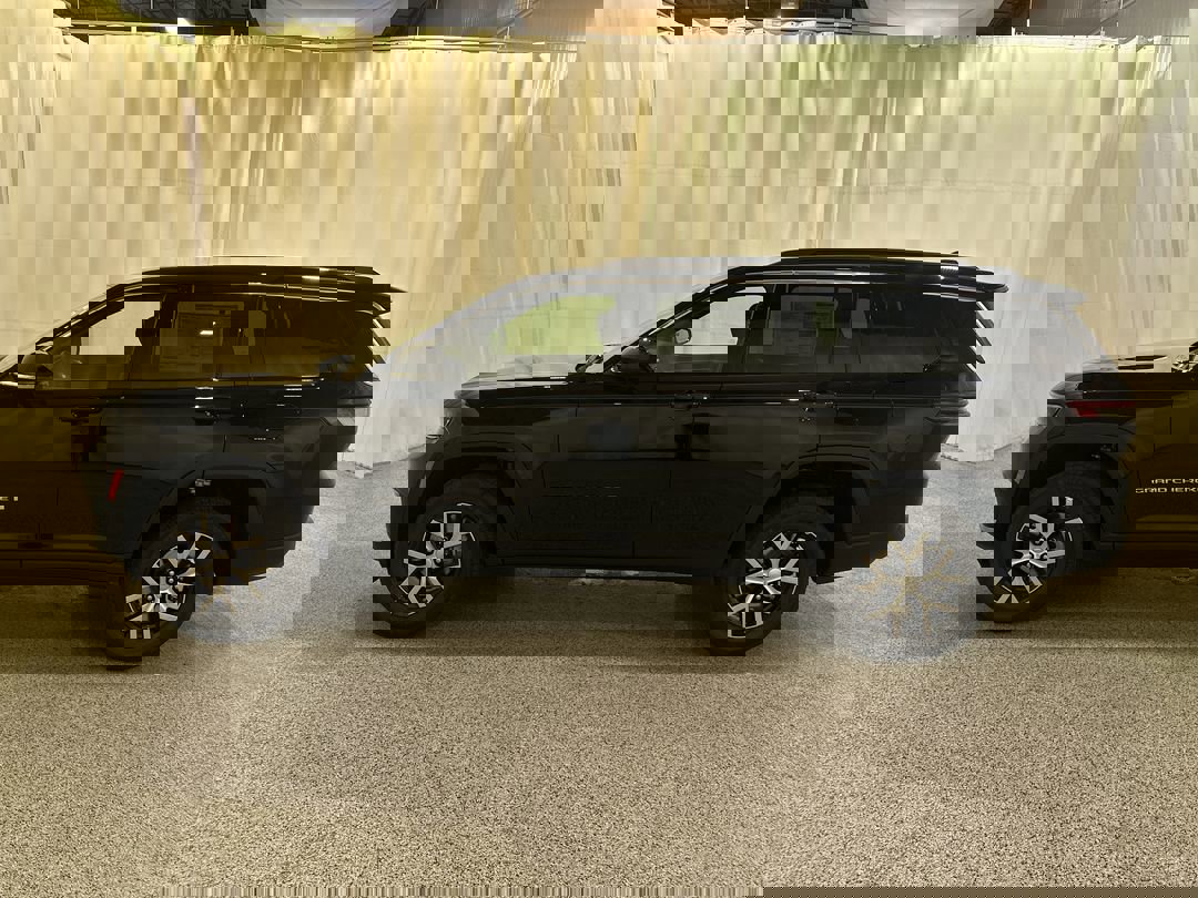 2025 Jeep Grand Cherokee Limited photo 2