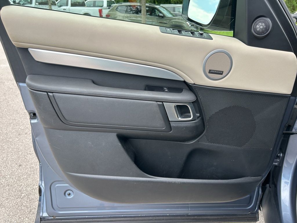 2020 Land Rover Discovery Landmark photo 10