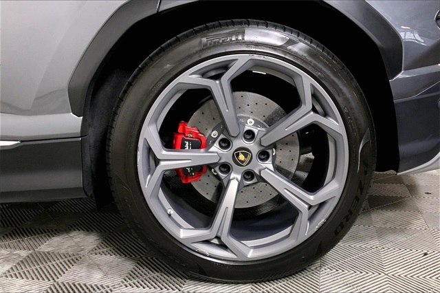 2019 Lamborghini Urus Base photo 26