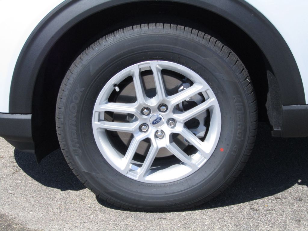 2025 Ford Explorer photo 2