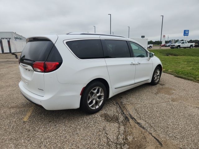 2018 Chrysler Pacifica Limited photo 3
