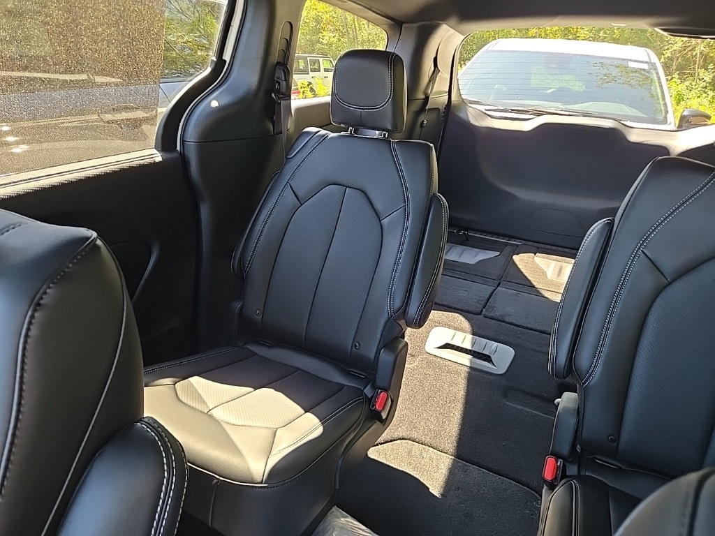 2026 Chrysler Pacifica photo 4