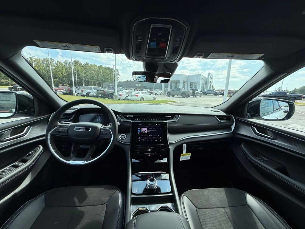 2025 Jeep Grand Cherokee Altitude photo 11