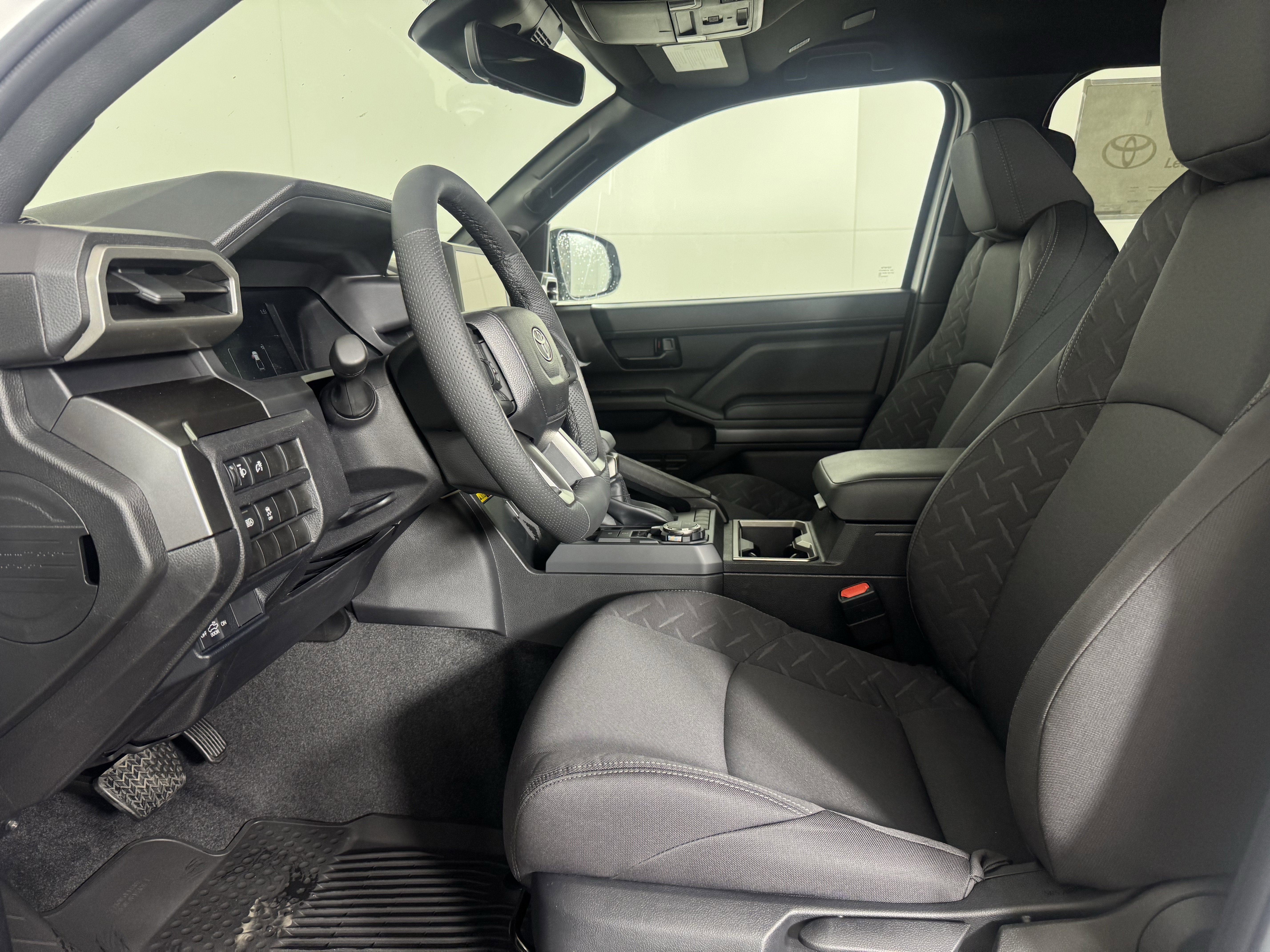 2025 Toyota Tacoma SR5's photo