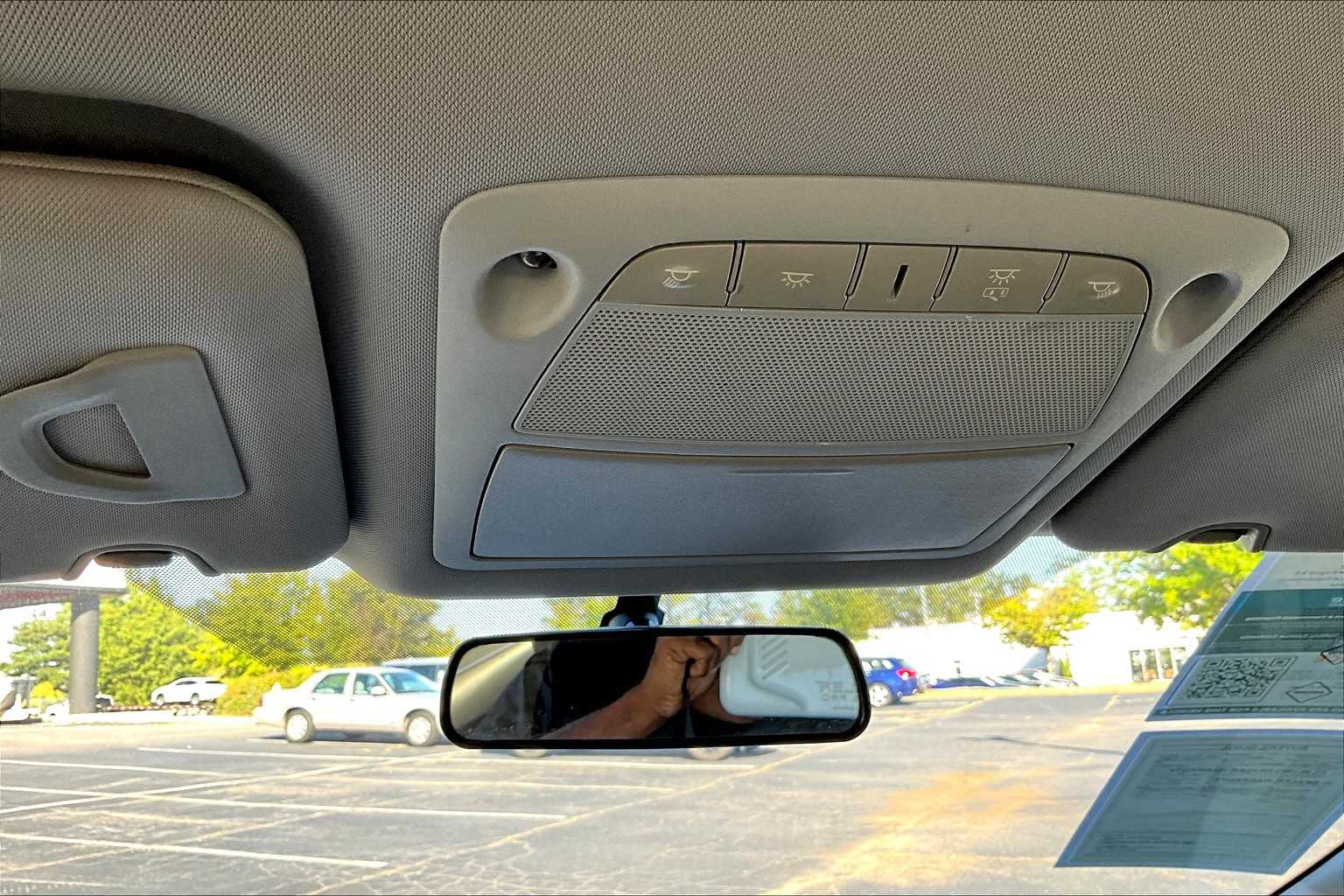 2015 Nissan Rogue SV photo 29
