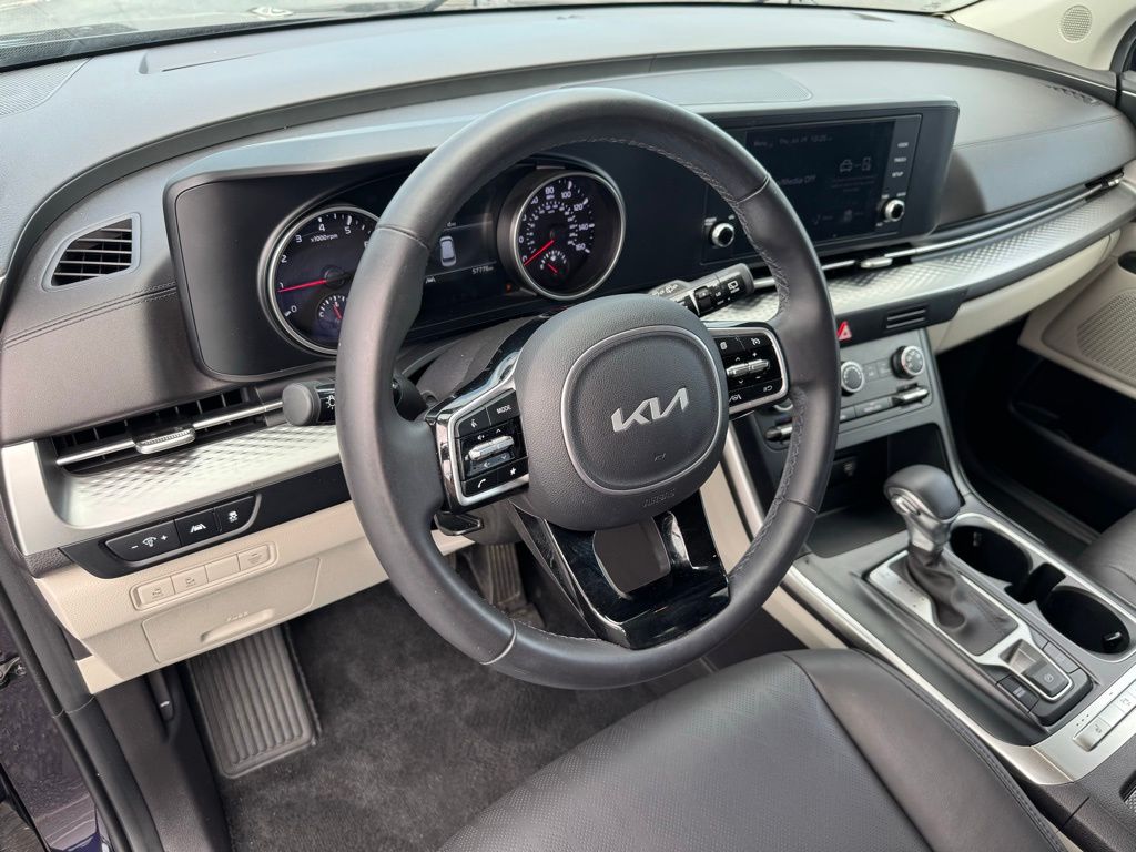 2023 Kia Carnival LX photo 16