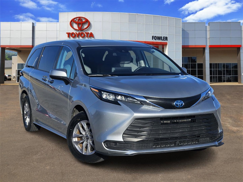 2024 Toyota Sienna LE's photo