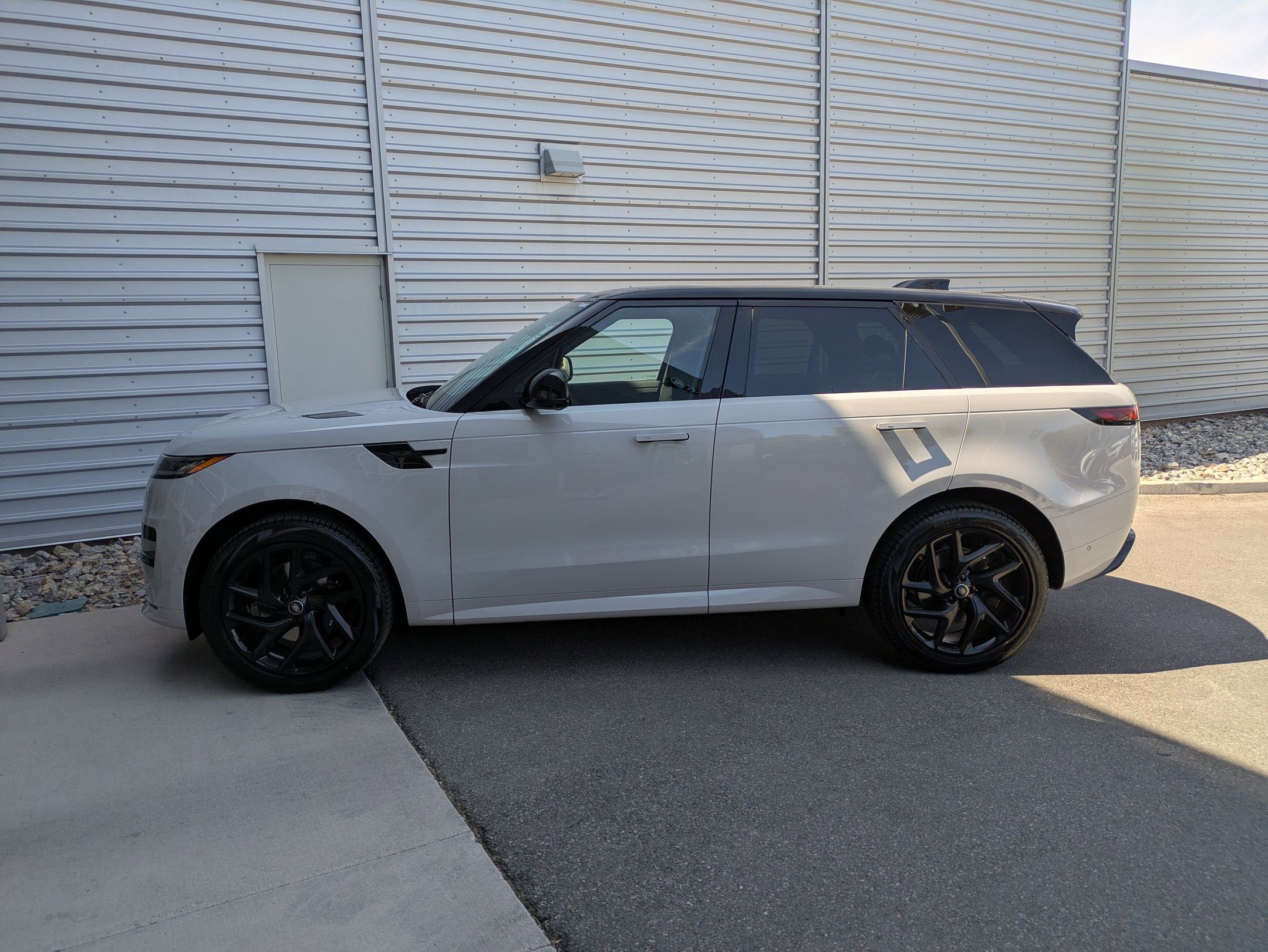 2025 Land Rover Range Rover Sport SE photo 2