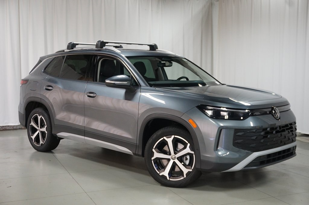 2025 Volkswagen Tiguan SE photo 3