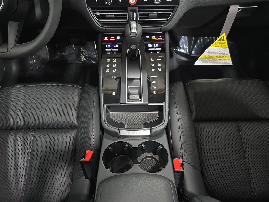 2026 Porsche Macan T photo 19