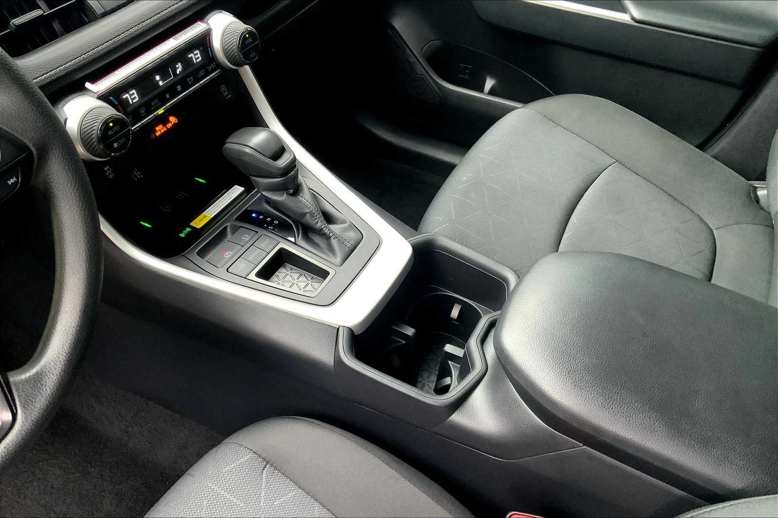 2024 Toyota RAV4 XLE photo 13