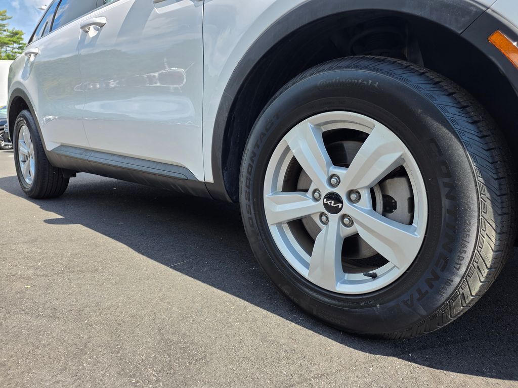 2022 Kia Sorento LX photo 2