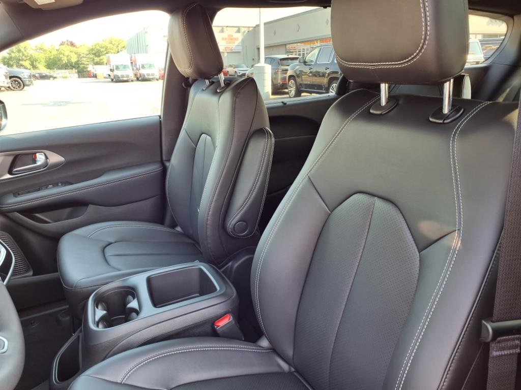 2026 Chrysler Pacifica photo 8