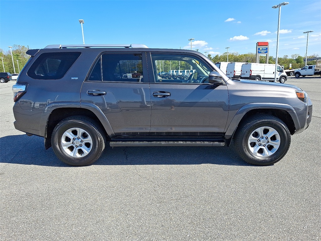 2016 Toyota 4Runner SR5 photo 8