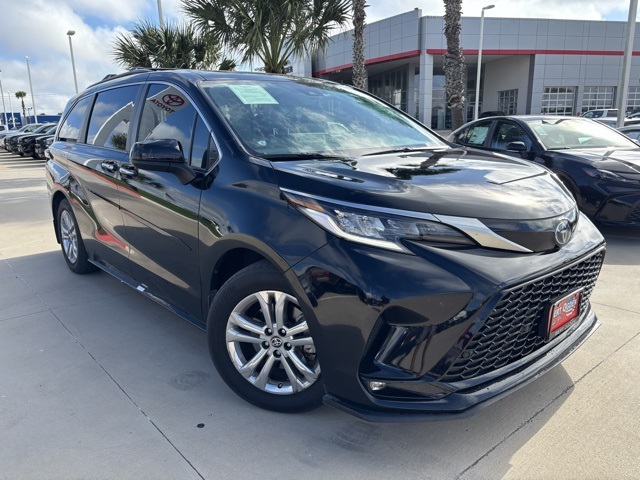 2023 Toyota Sienna XSE's photo