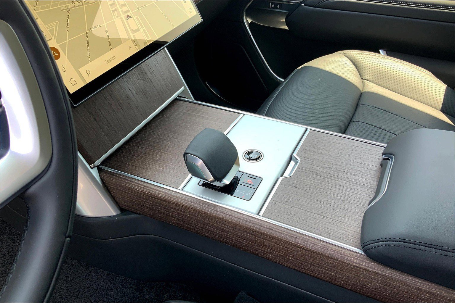 2025 Land Rover Range Rover SE photo 6