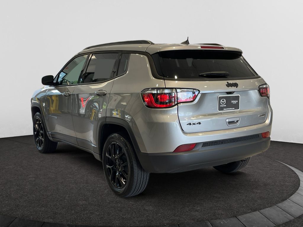 2022 Jeep Compass Latitude Lux photo 3