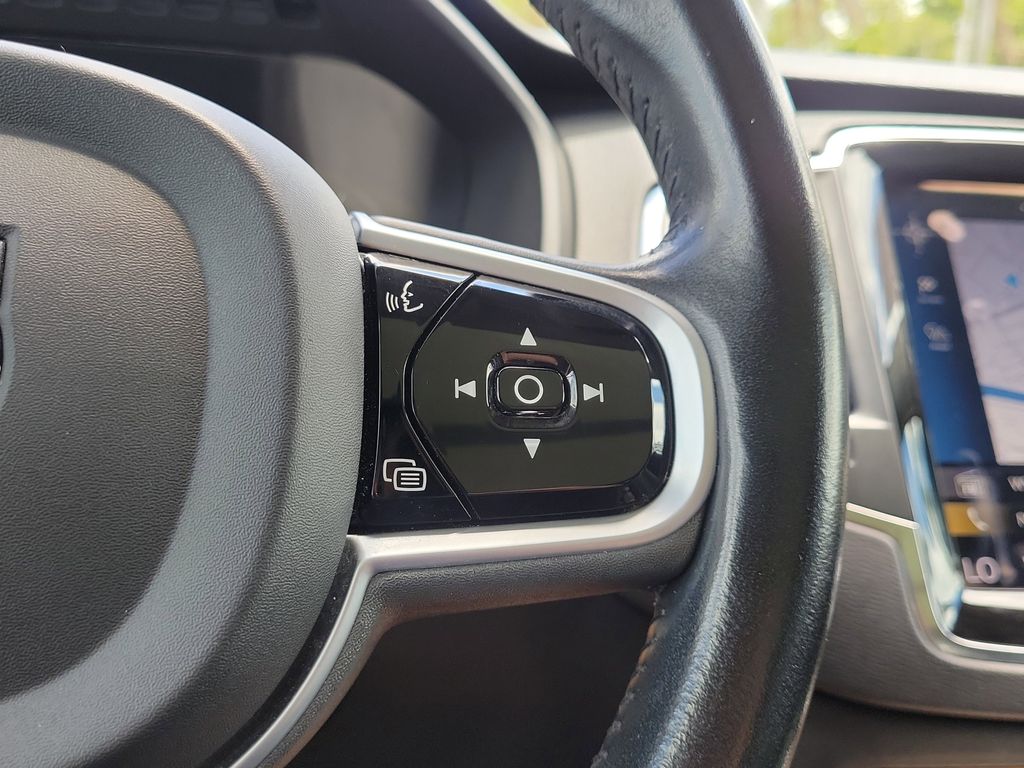 2021 Volvo XC90 T6 Momentum photo 17