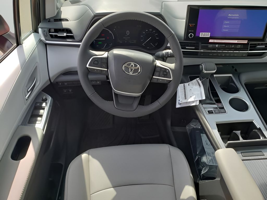 2025 Toyota Sienna XLE photo 13