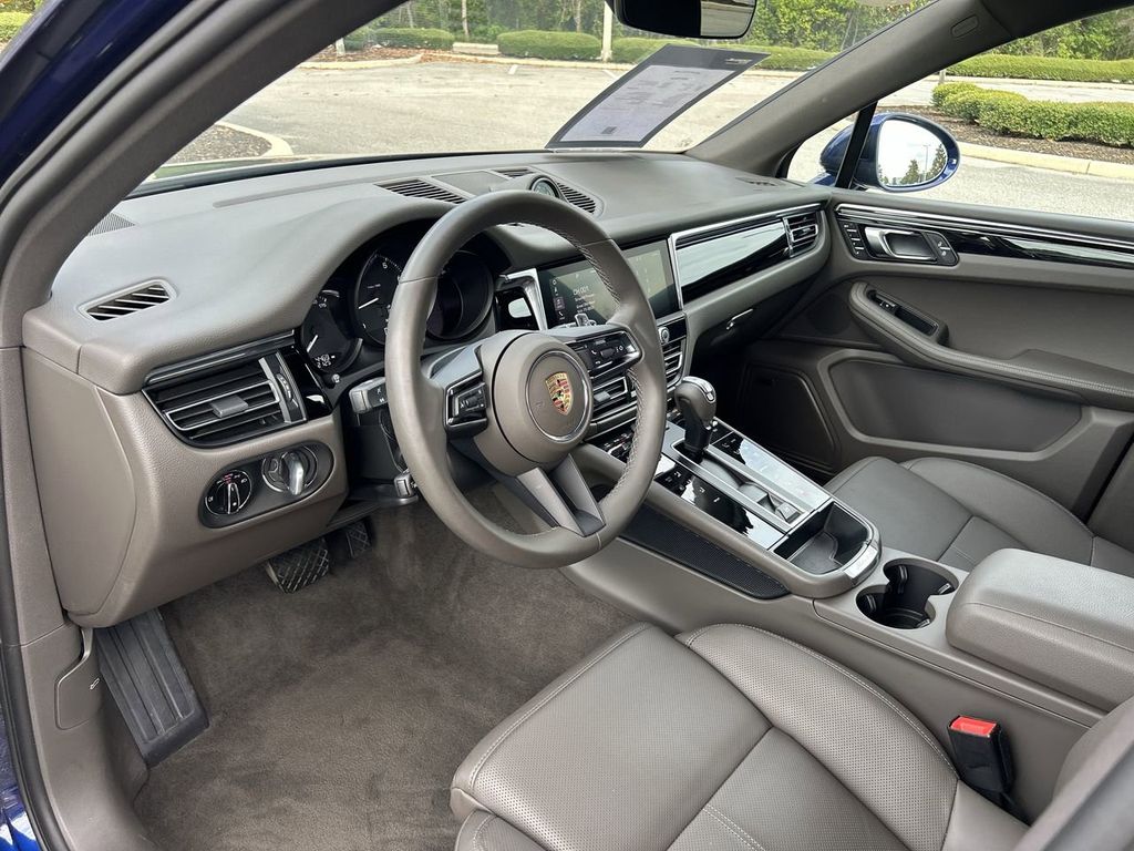 2025 Porsche Macan Base photo 12