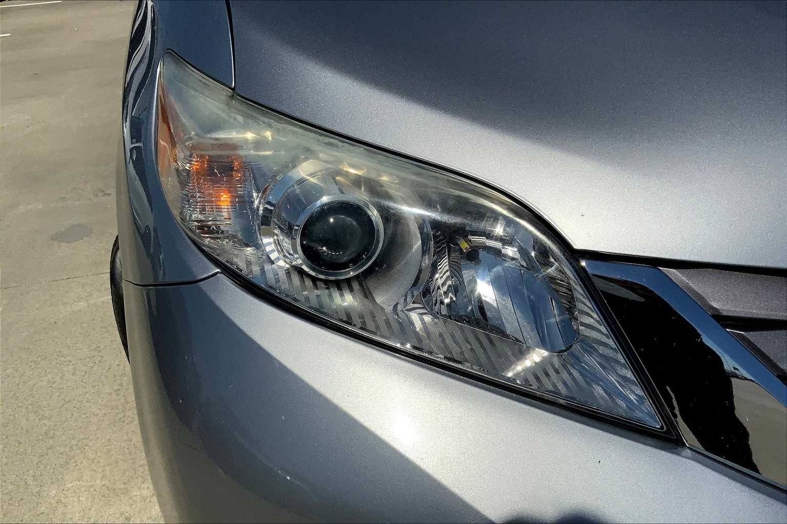 2017 Toyota Sienna XLE photo 26