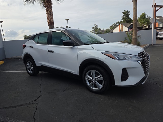 2023 Nissan Kicks S's photo