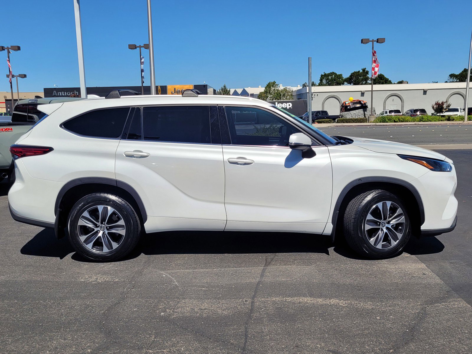 2022 Toyota Highlander XLE photo 2