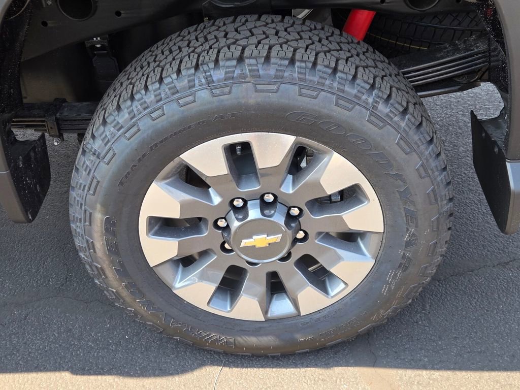 2025 Chevrolet Silverado 2500HD Custom photo 5