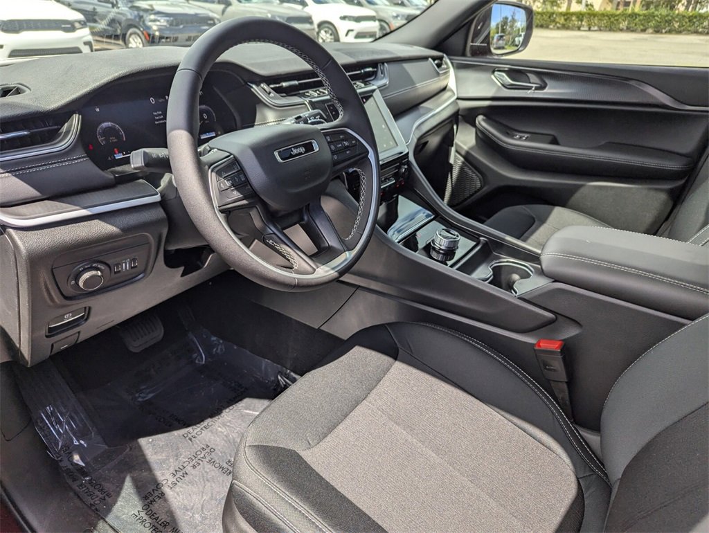 2025 Jeep Grand Cherokee Laredo X photo 14