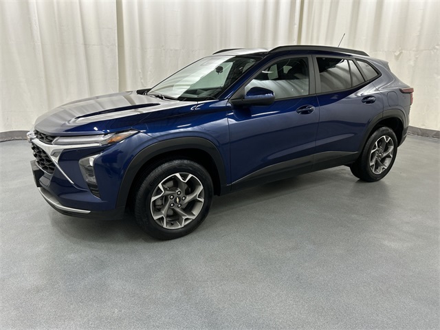 2024 Chevrolet Trax LT photo 2