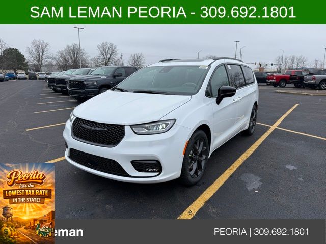 2026 Chrysler Pacifica Limited's photo