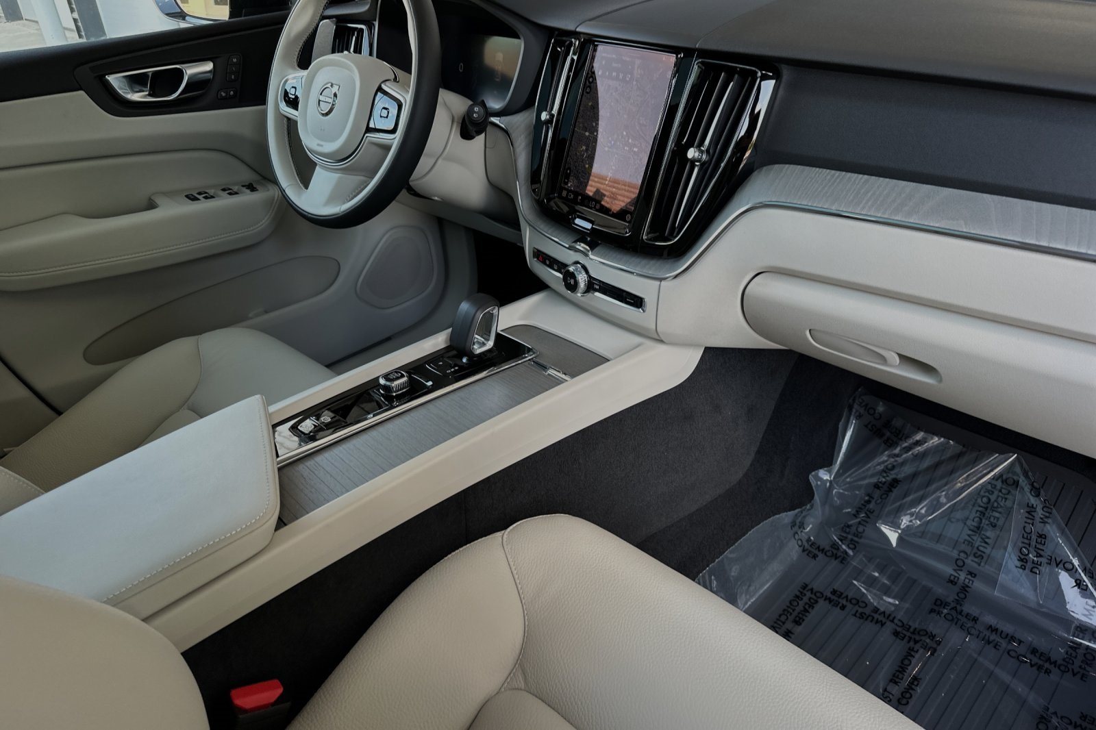 2025 Volvo XC60 Plus photo 12