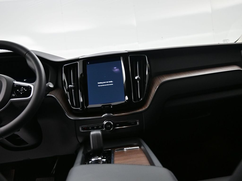 2023 Volvo XC60 B5 Plus photo 13