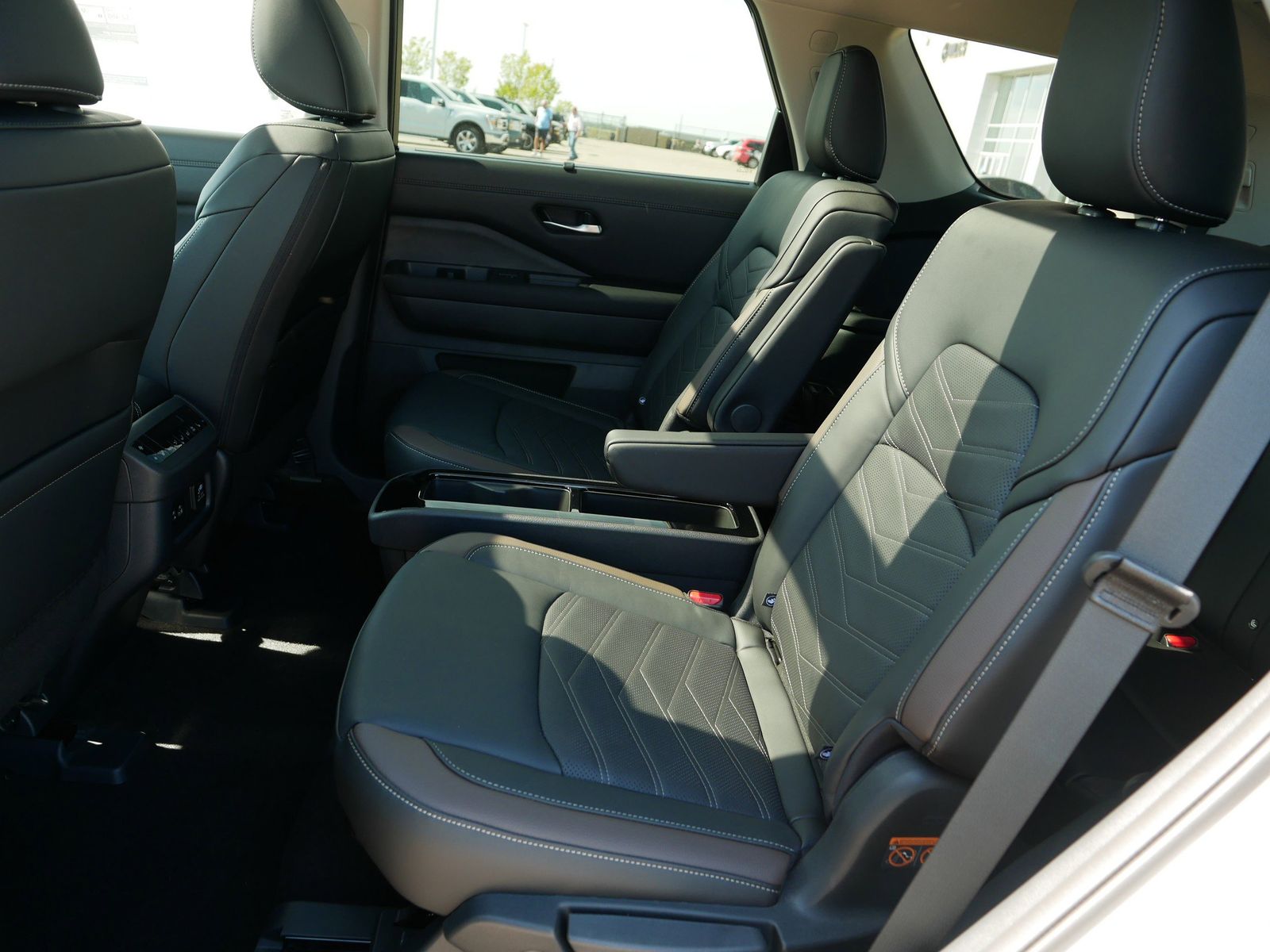 2025 Nissan Pathfinder Platinum photo 13