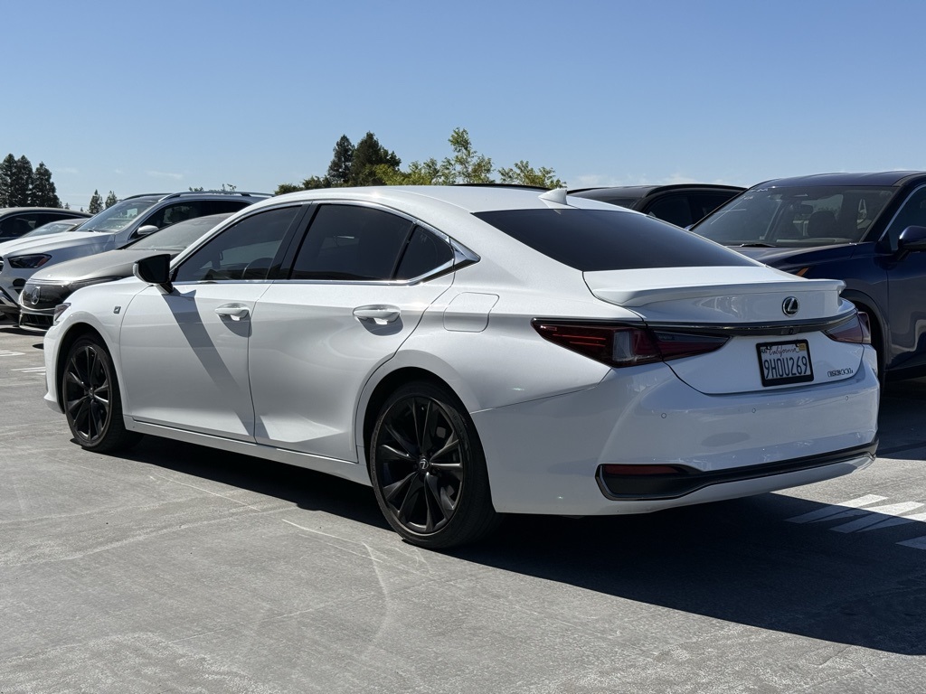2024 Lexus ES 300h F SPORT Design photo 2