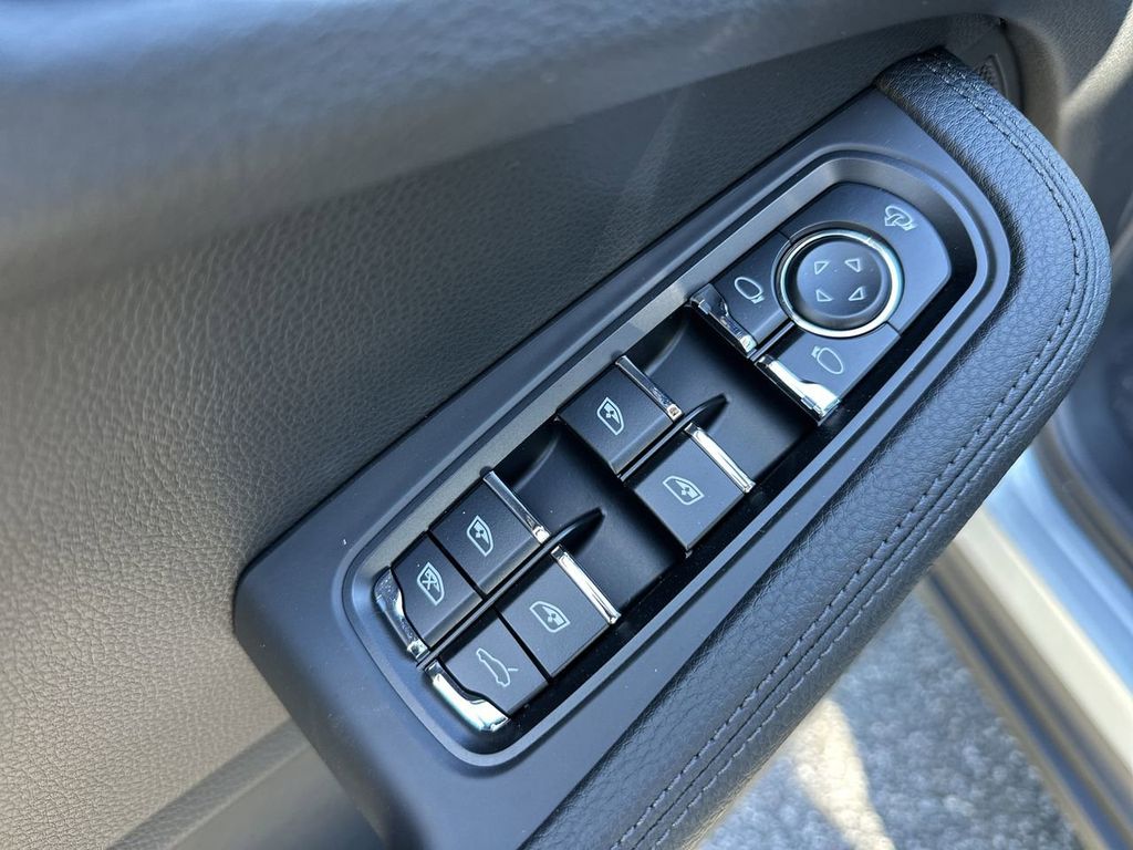 2025 Porsche Macan Base photo 11